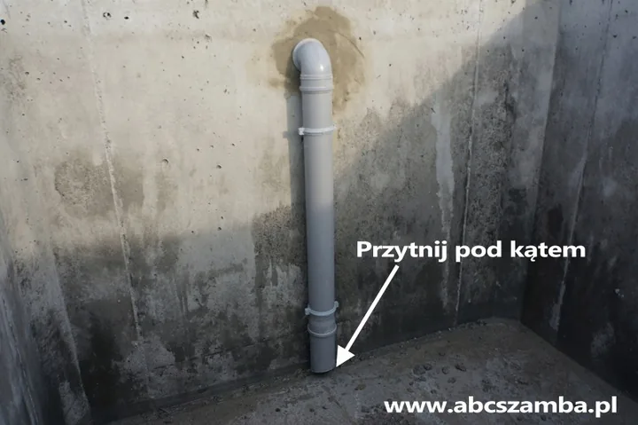 Widok instalacji rury do szybkozłączki w zbiorniku